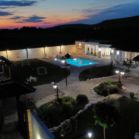 הוילה Bihać Family Estate Hadzalova Avlija מראה חיצוני תמונה